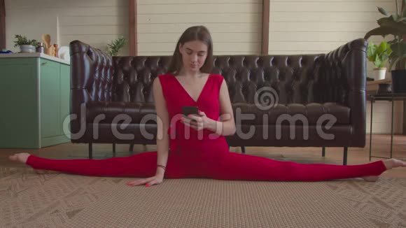 灵活的女人坐在电话里的网络上视频的预览图