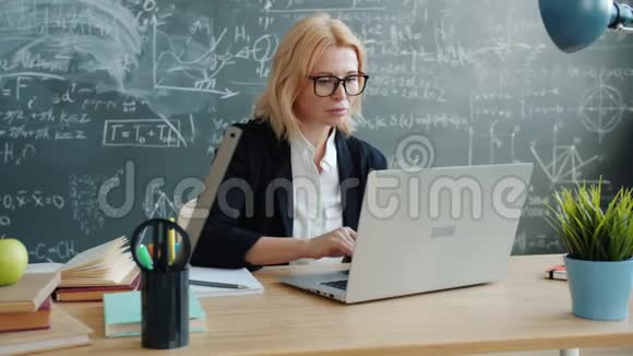 在课堂上使用笔记本电脑的成熟女性独自工作在网上打字视频的预览图