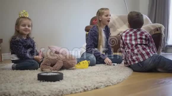 白种人少女在家里和弟弟妹妹玩耍的肖像姐姐周末和哥哥在一起视频的预览图