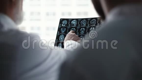 专家组医生讨论了对病人头部进行核磁共振扫描的结果视频的预览图