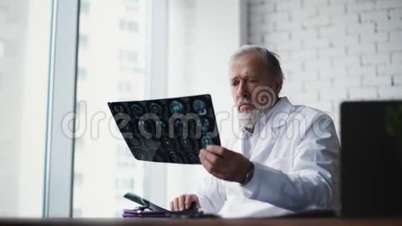 分析核磁共振扫描结果的医务主任视频的预览图