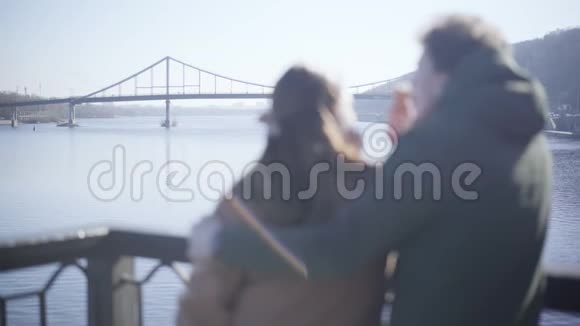 模糊的白种人年轻夫妇站在河岸边说话快乐情侣在户外约会吃冰淇淋视频的预览图