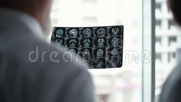 两位医生讨论了病人头部核磁共振扫描结果视频的预览图