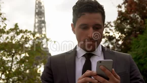 穿黑色西装的男人在手机上发信息视频的预览图