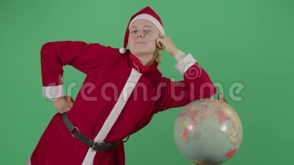 女人圣诞老人在全球拍照视频的预览图