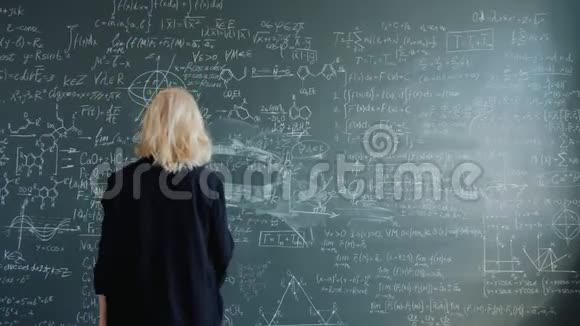 聪明的女研究员步行到黑板上写公式视频的预览图