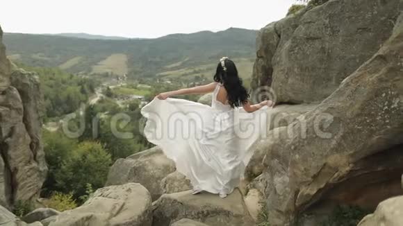 美丽可爱的新娘站在山上恋爱中的女人视频的预览图