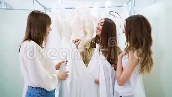 快乐新娘与新娘选择婚纱沙龙视频的预览图