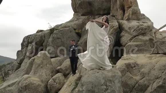 新郎新娘站在山上新婚夫妇新婚夫妇视频的预览图