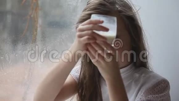 女孩从杯子里喝牛奶视频的预览图