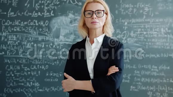 教室里严肃聪明的女教授画像黑板上有公式视频的预览图
