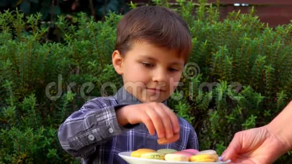 小男孩选择吃法国杏仁苹果视频的预览图