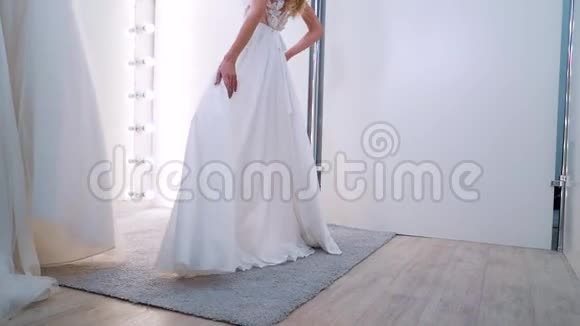 在婚礼沙龙里穿着豪华礼服的美女视频的预览图