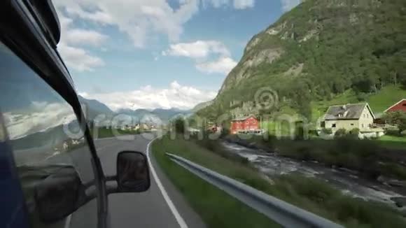 开车穿过一个挪威村庄视频的预览图