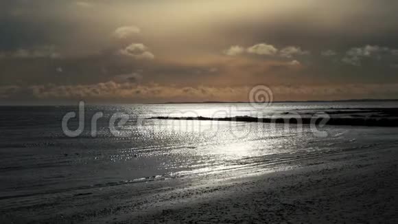 塞纳河沿岸有波光粼粼的海面视频的预览图