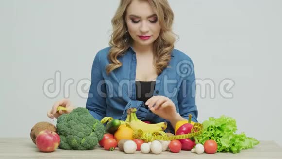 为健康饮食准备充足的新鲜蔬菜和水果视频的预览图