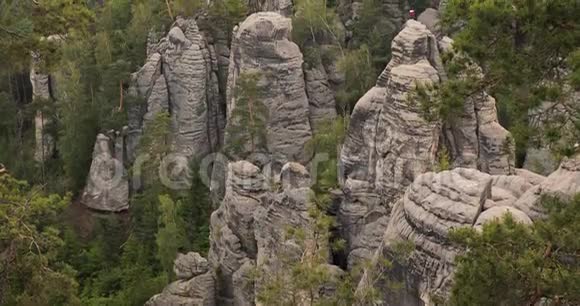 雄伟的岩石景观视频的预览图