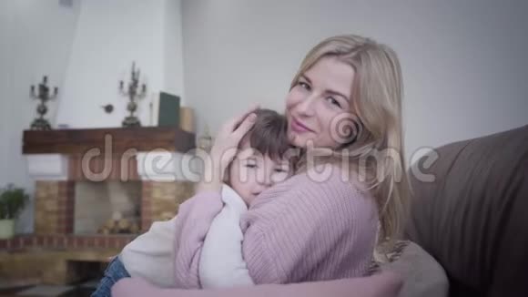 开朗的白人母女看着镜头挥手的肖像年轻的金发女人小可爱视频的预览图