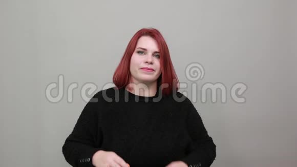 年轻的红头发胖女人穿着黑色毛衣温柔的女人用手抚摸她的脸视频的预览图