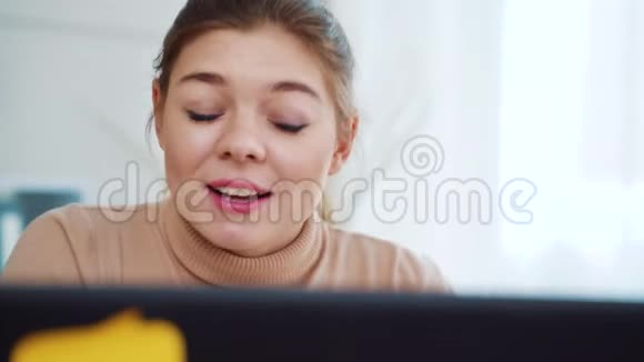 年轻的商务女性在办公室里用电脑打电话视频的预览图