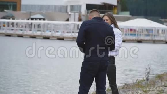 一个男人和一个女孩走在湖边视频的预览图