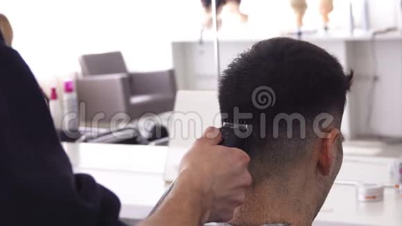 一个理发师给一个黑发客户理发视频的预览图