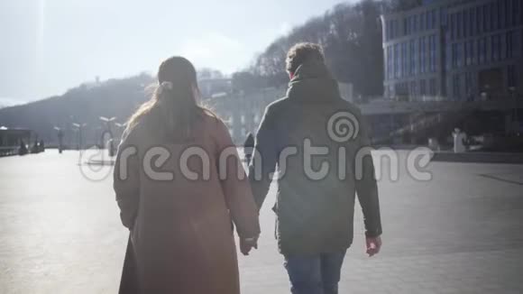 年轻的高加索夫妇在户外散步聊天秋城男女漫步的后景快乐视频的预览图