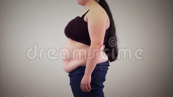 侧面观看脂肪无法辨认的白人妇女收回腹部和放松肥胖的女人她的身体肥胖超重视频的预览图