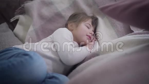 开朗可爱的白种人女孩的肖像睁开眼睛笑着然后离开小可爱的孩子在模仿睡觉视频的预览图