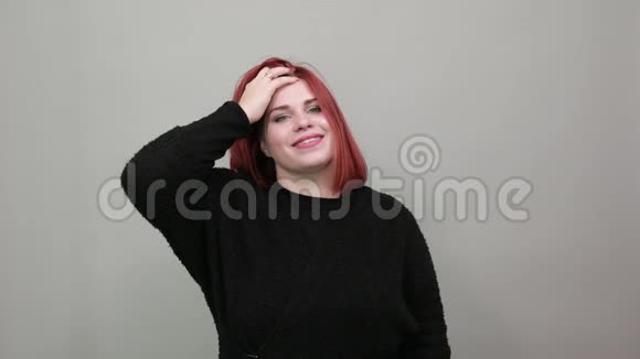 红头发女孩穿黑色毛衣胖女人玩头发调整发型视频的预览图