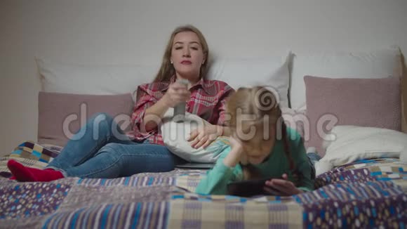 有孩子的家庭晚上在床上放松视频的预览图