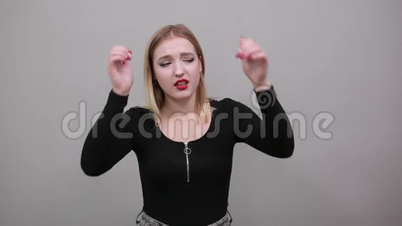 穿夹克衫的女孩疲劳的女人头痛双手抱头视频的预览图