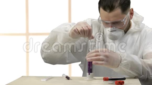 医学家在试管中搅拌紫色液体视频的预览图