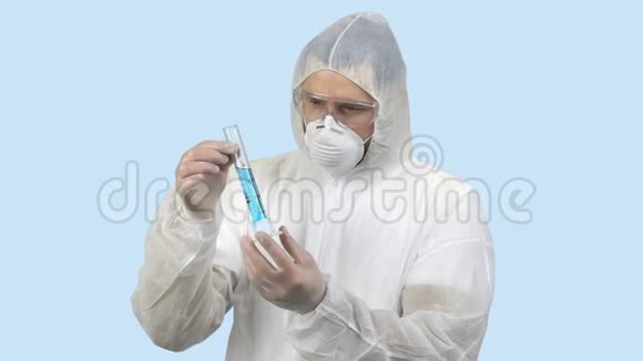 医务人员穿着抗病毒防护服用蓝色液体拿着试管视频的预览图