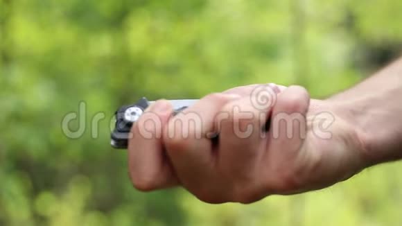 榛子握在人类手中视频的预览图