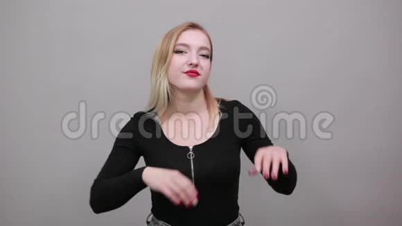 年轻的金发女孩穿着黑色夹克幸福的女人用手摸着她的脸视频的预览图