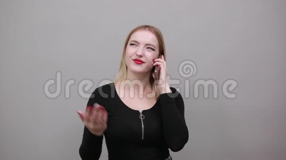 幸福的女人在电话里说话手里拿着智能手机微笑着视频的预览图