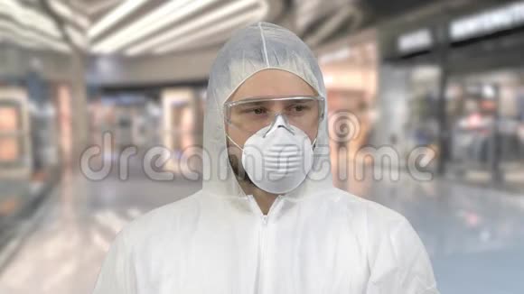 穿着特殊保护性抗病毒服装的人的肖像环顾四周视频的预览图