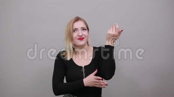 穿着黑色夹克的女孩不幸的女人请求宽恕用手做手势视频的预览图