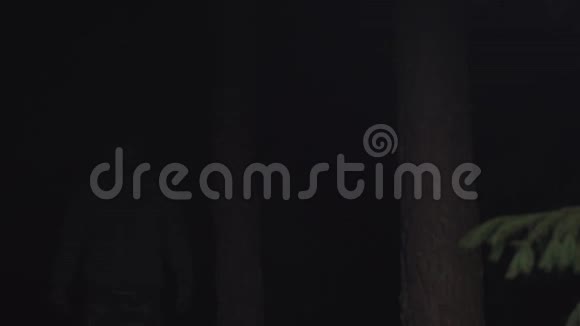 戴着防毒面具的人晚上从树林里的冠状病毒中逃脱视频的预览图
