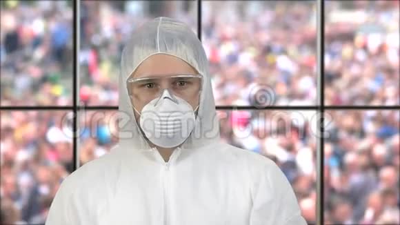戴白色呼吸面罩和防护服的人的肖像视频的预览图