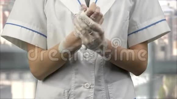 关闭女外科医生用肥皂洗手视频的预览图