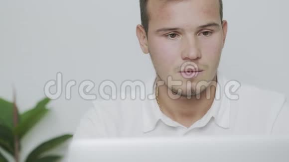 成功的商人在电脑办公室工作视频的预览图
