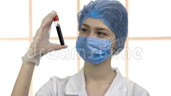 医生护士持血试管胶囊视频的预览图