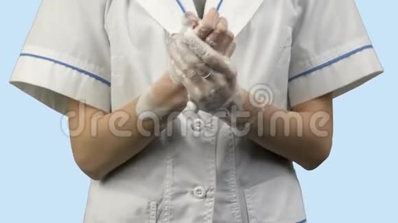女医生用肥皂泡沫洗手视频的预览图