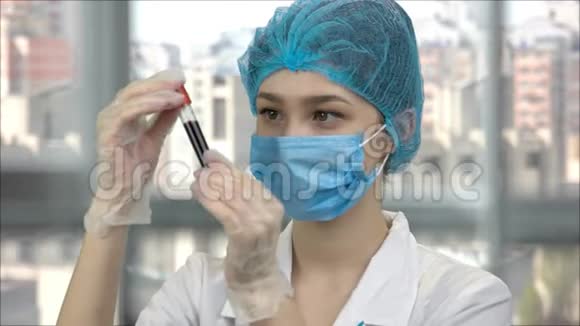 女医务工作者看血液试管视频的预览图