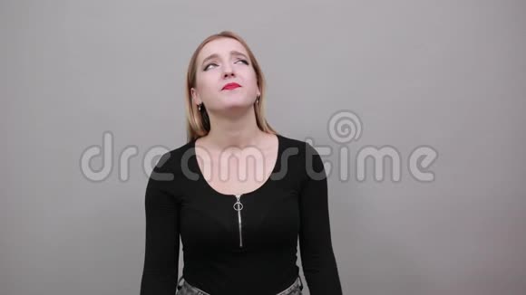 年轻的金发女孩穿着黑色夹克心烦意乱女人握着拳头喉咙视频的预览图