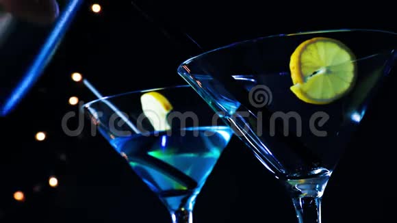 酒吧里的酒吧桌上摆着蓝色和黄色的鸡尾酒迪斯科的气氛视频的预览图