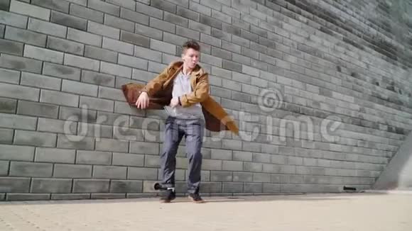 时髦的年轻人在水泥墙旁边跳舞这个场景是在城市环境中拍摄的慢动作视频的预览图
