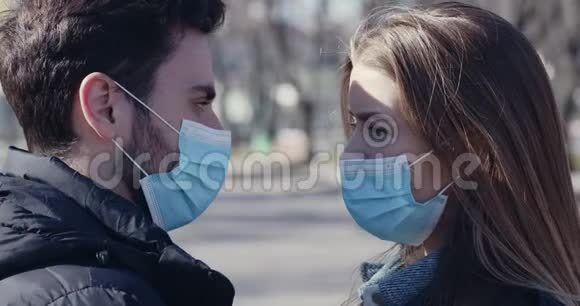 恋爱中的情侣互相亲吻戴防护面具视频的预览图
